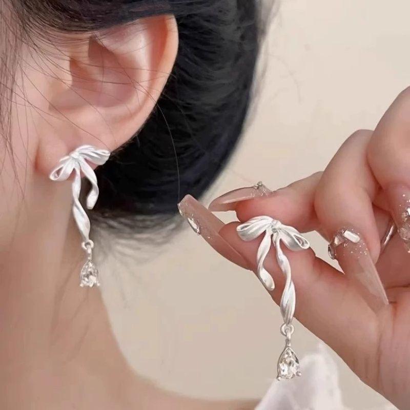 Hollow bow pendant earrings Sweet niche versatile earrings Temperament light luxury high-end earrings