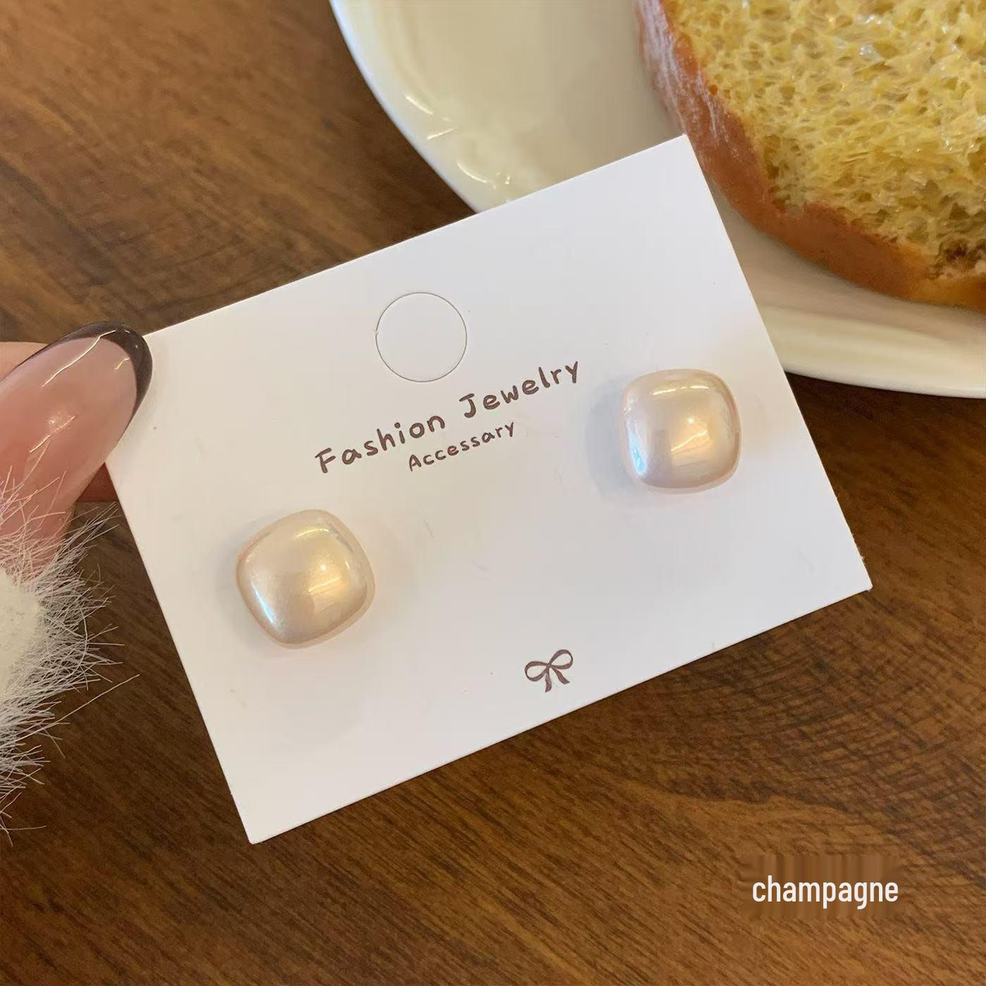 

Трендовые серьги-кубики из жемчуга 2025: Легкая роскошь и изысканные квадратные пусеты шампанского