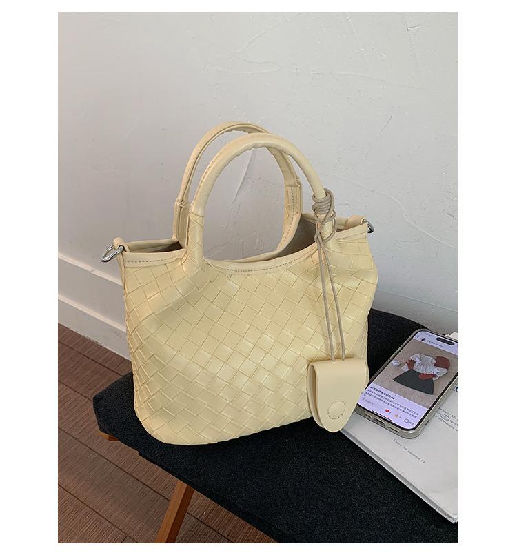 Niche design woven bucket bag women s 2025 new summer fashion commuting versatile shoulder crossbody bag жёлтый