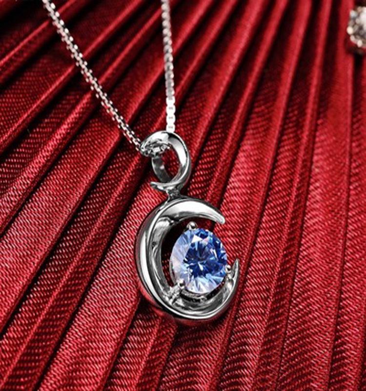 Silver-Plated Crescent Moon Heart Pendant Necklace - Women's Fashion Accessory