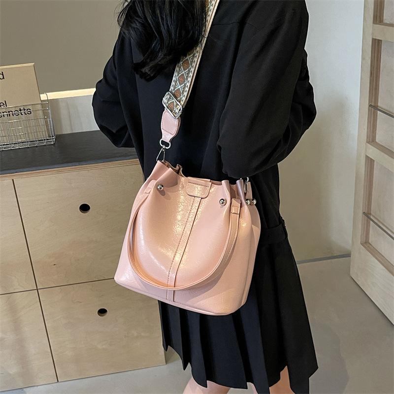 Popular large-capacity bag women's new textured portable shoulder messenger bag commuter bucket bag