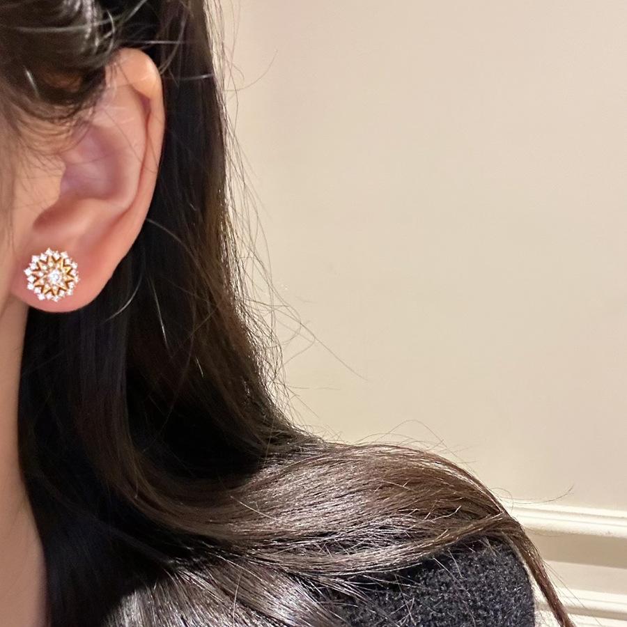 Imitace Moissanitu Lehký Luxus Plný Diamantů Super Třpytivá Vločka Astroláb Náhrdelník Dámský Přívěsek Slunečnice Nišový Design Sada Náušnic