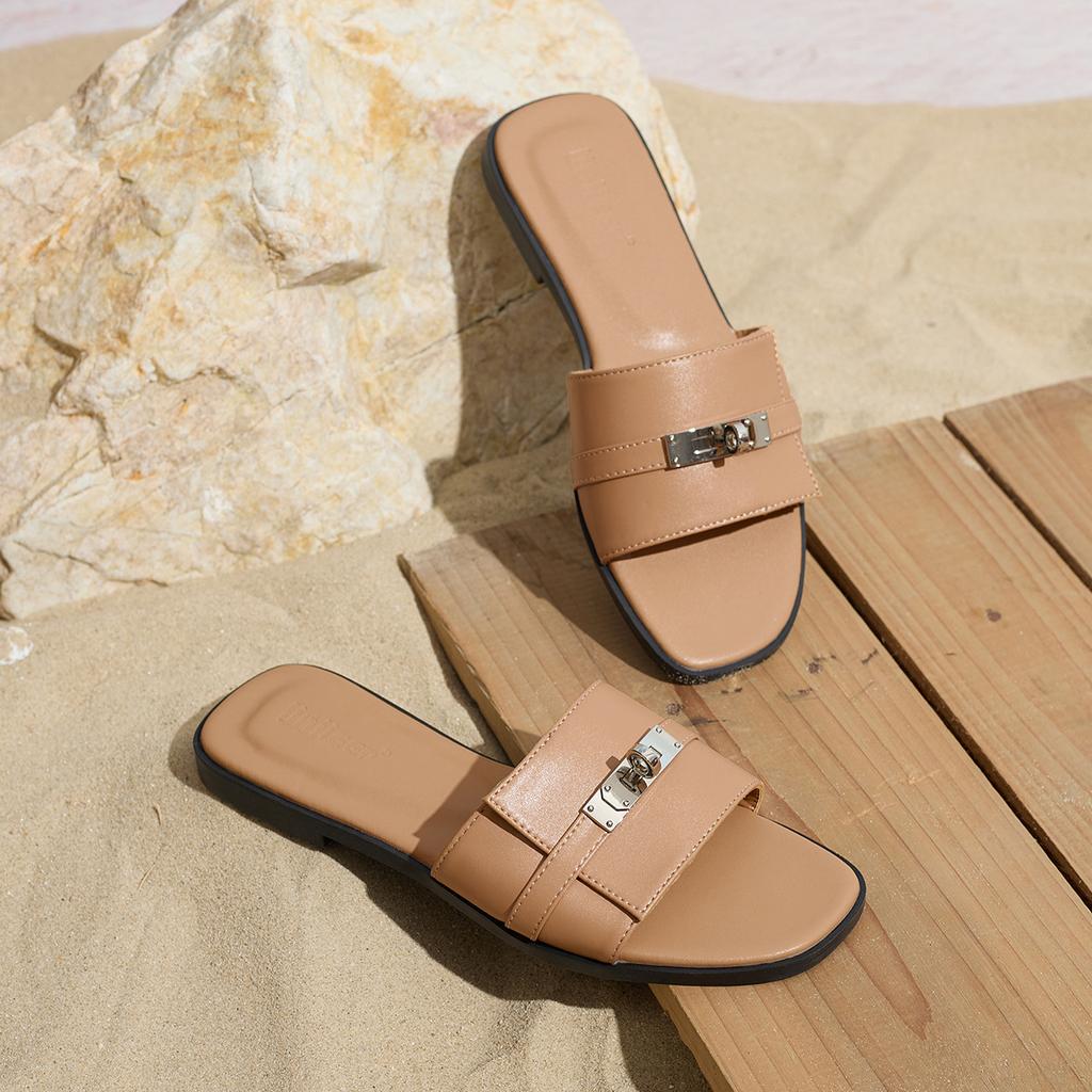 Flat-bottomed slippers women's outer wear 2025 spring and summer new lock niche design Roman sandals fairy wind one-word drag