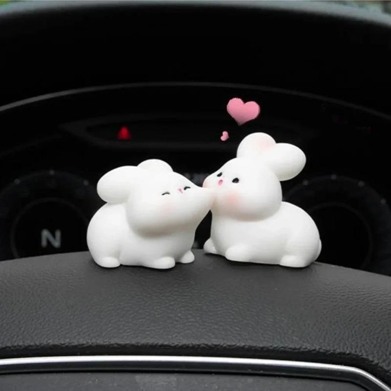 2 Stück Kawaii Kussgesicht Hase Kätzchen Puppe Auto Dekor Lustige Harzenten Frösche Figuren Auto Innenraum Armaturenbrett Niedliche Auto Zubehör