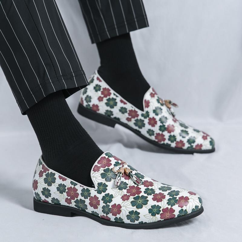 Luxury New Designer Men's Pointed Flower Tassels Patent Leather Shoes Male Casual Loafers Wedding Formal Dress Footwear