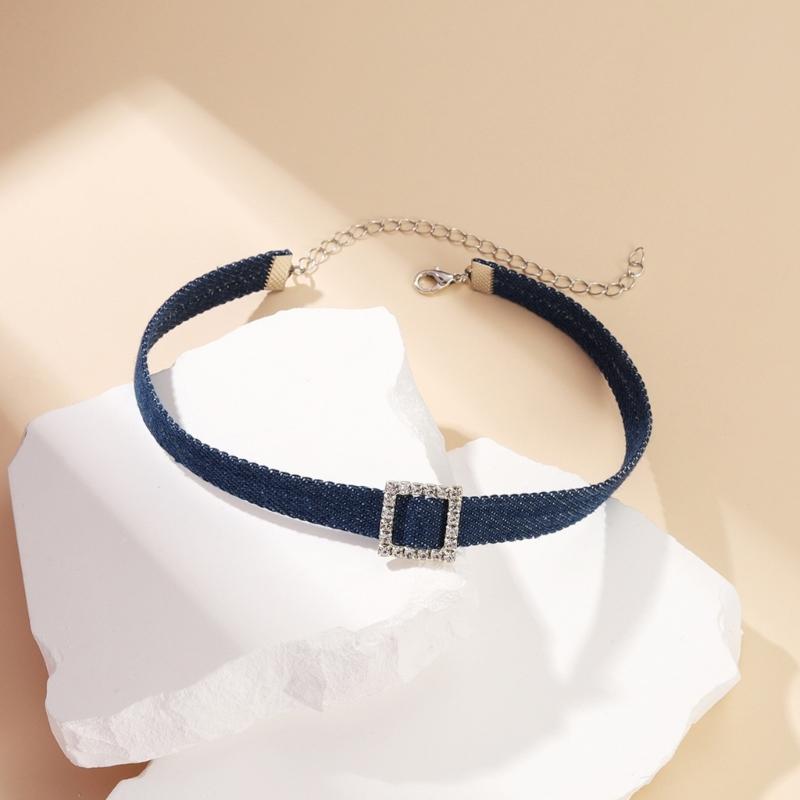 Modische Choker-Halskette aus Denim-Stoff für Damen, verstellbare Schlüsselbeinkette, Strass-Anhänger, Halsketten-Accessoire