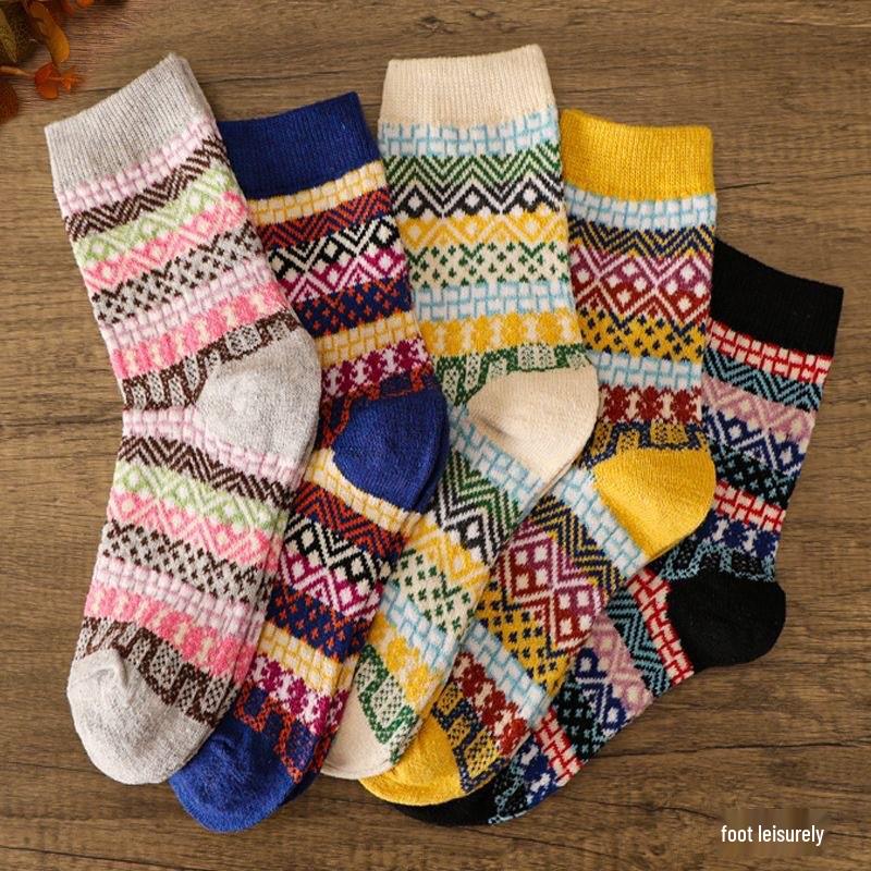 Women's Mid-Calf Reindeer Jacquard Wool Socks - Soft & Comfortable for Autumn and Winter