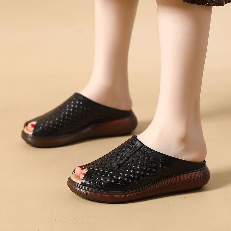 Damenschuhe mit weichen Sohlen machen die Füße nicht müde. Sommer neue atmungsaktive und bequeme kühle Hausschuhe tragen vielseitige und bequeme Sandalen