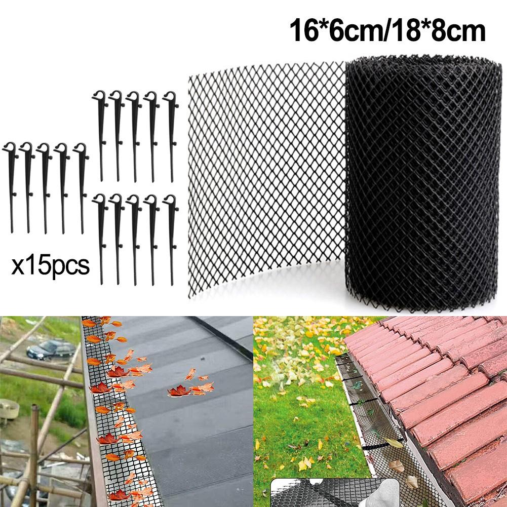 Černá ochrana okapu udržuje listí a nečistoty mimo okapy