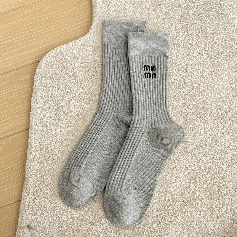 Calcetines de Algodón Blancos de Media Caña para Mujer - Estilo Miu, Otoño/Invierno, Absorbentes del Sudor, Color Sólido, Bordado Japonés