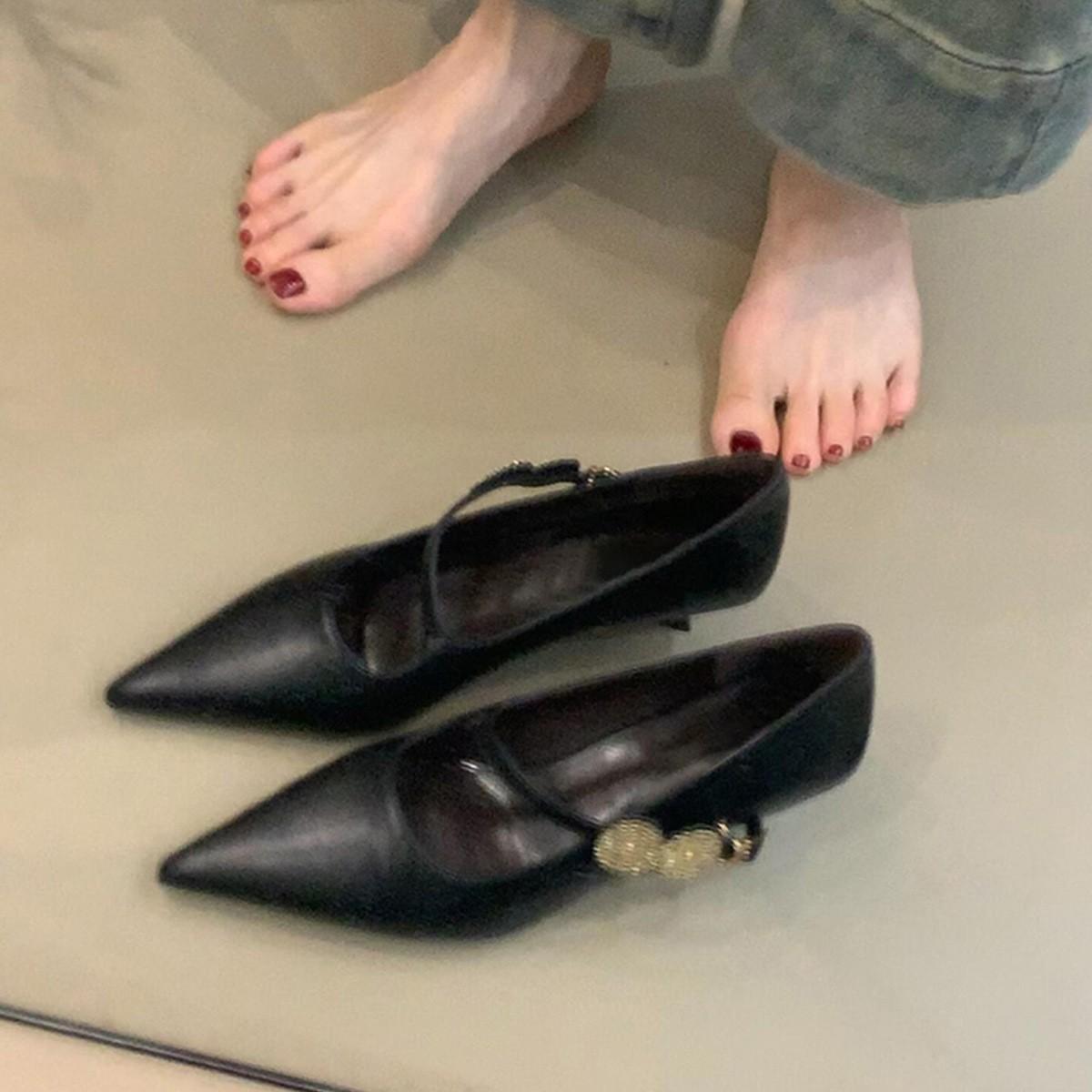 

Туфли-лодочки в стиле ретро на каблуке-рюмочке, с открытым верхом, Мэри Джейн, с металлической пряжкой-перекладиной, остроносые, темпераментные, на низком каблуке, одинарные 35 чёрный