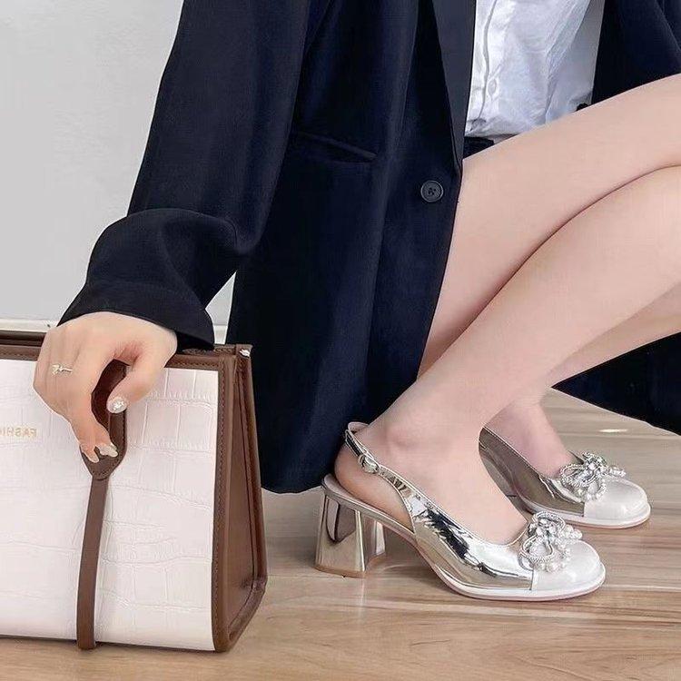 

2025 осень новые французские жемчужные банты красивые толстые каблуки высокие каблуки серебряная сумка голова фея стиль сандалии женщины 34 серебряный