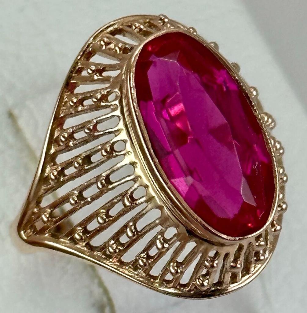 Vintage Hollow Copper Ring with Oval Red Artificial Gem for Women, Suitable for Banquets and Formal Occasions.