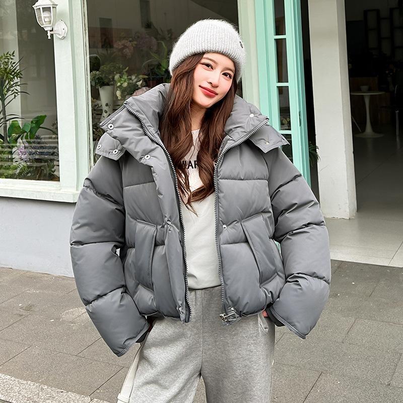 Dámská krátká teplá bunda s kapucí a velkou kapsou