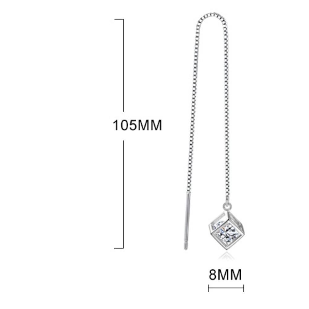 Los pendientes largos con circonitas en forma de cubo de Rubik están de moda y son sencillos