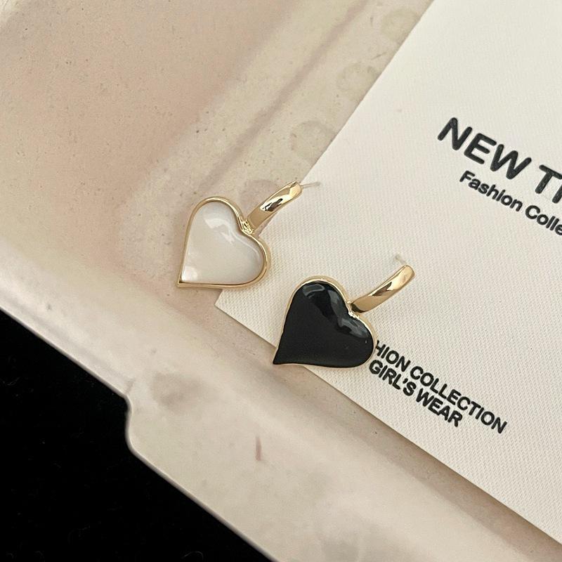 Fashion Personality Ear Jewelry Niche Temperament Black and White Double-sided Love Peach Heart Versatile Earrings Light Luxury High-end Ear Buckles