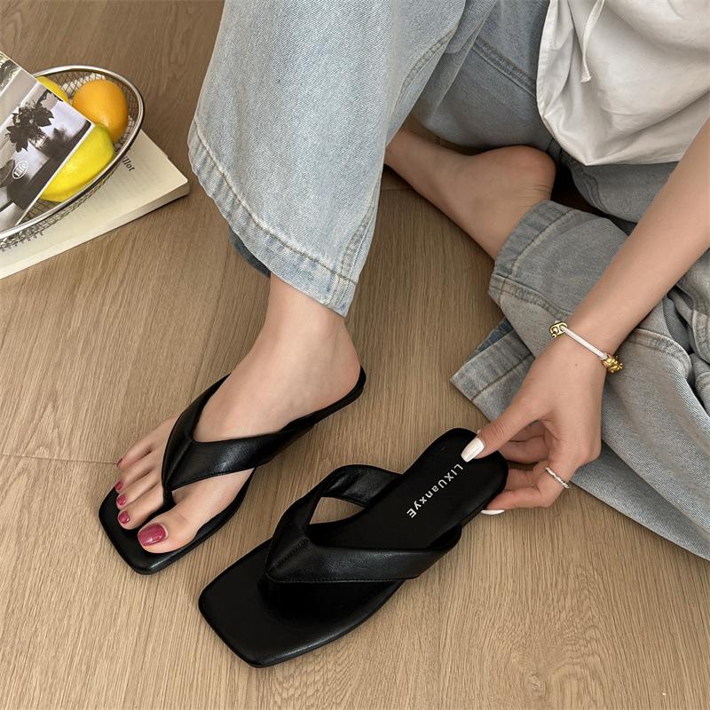 Fashion and comfortable black non-slip flat-bottomed flip-flops women's summer wear 2025 new square head soft bottom cool slippers