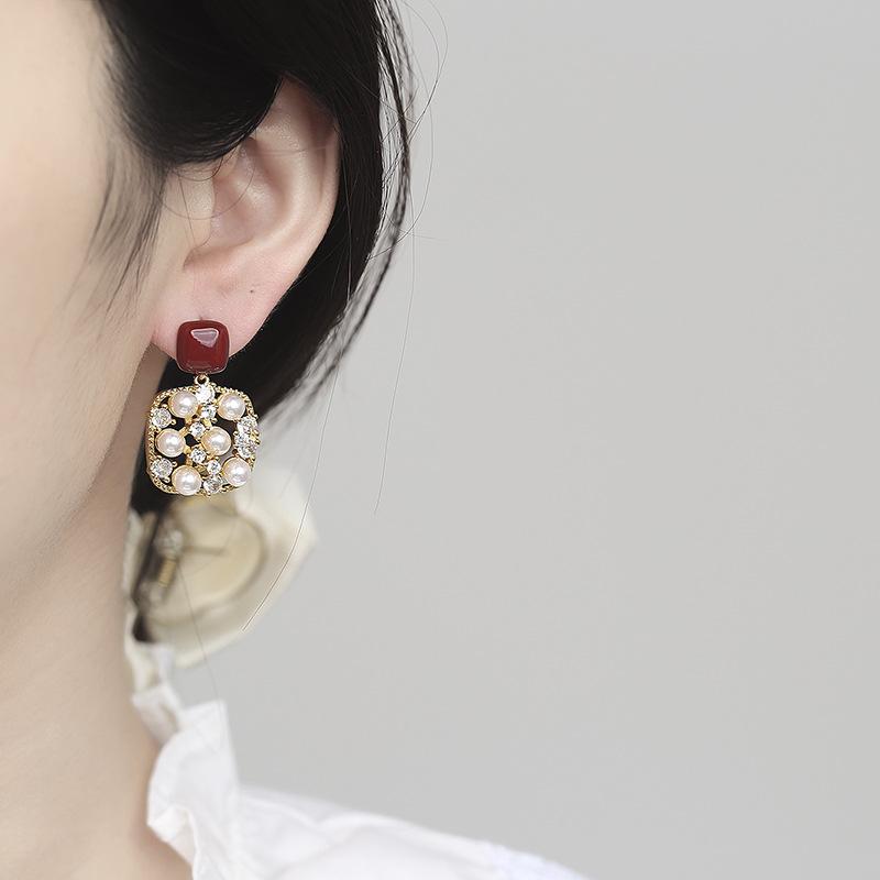 Korean High-end Glitter Diamond Pearl Earrings, Women's Retro Temperament, Encore Red Drip Oil Stud Earrings, Versatile Earrings