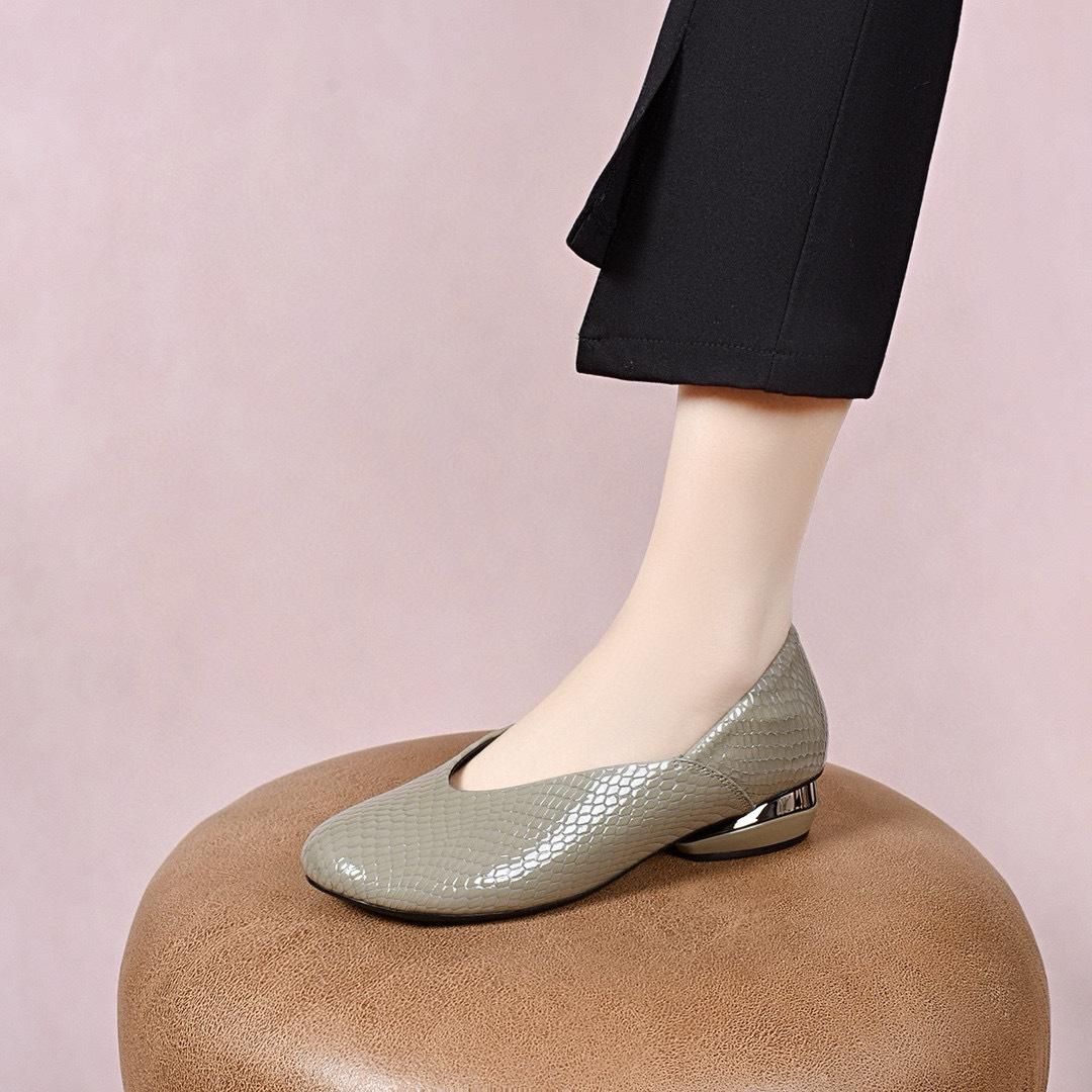 

Туфли-лодочки с круглым носком женские весенние новые на низком каблуке из тисненой коровьей кожи 41 серый