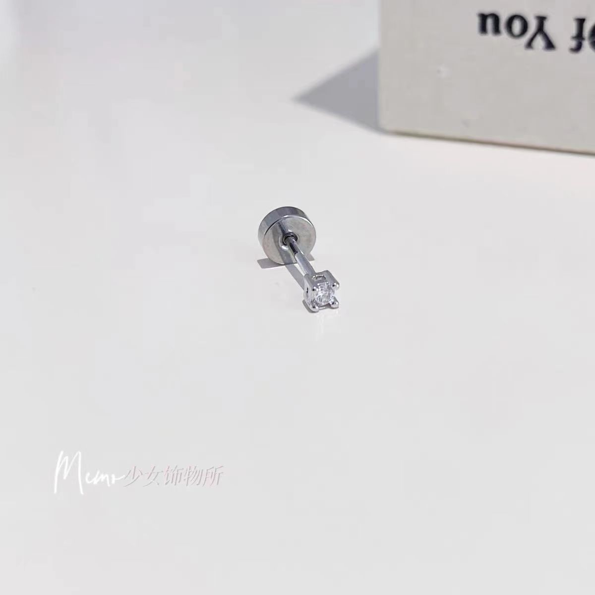 

Flash white round diamond flat bottom earbone nails niche simple titanium steel screws cochlear nails cold wind men s and women s earrings