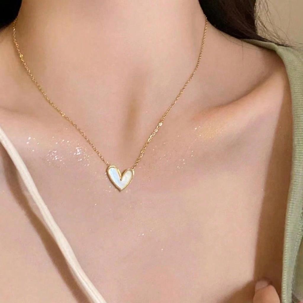 1pc Asymmetrical Golden Heart Pendant Necklace, Fashionable Delicate Minimalist Clavicle Chain, Versatile Design