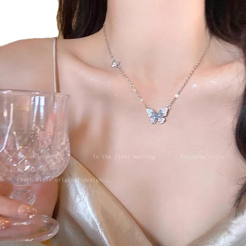 Collana con Nappa a Farfalla di Perle per Donna - Catena a Collare di Alta Gamma con un Tocco di Eleganza, Accessorio per il Collo Dolce e Cool