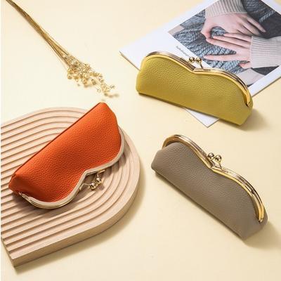 Étui à lunettes vintage en cuir à fermoir baiser, pochette à lunettes de couleur unie douce, sac de rangement de voyage portable pour femmes