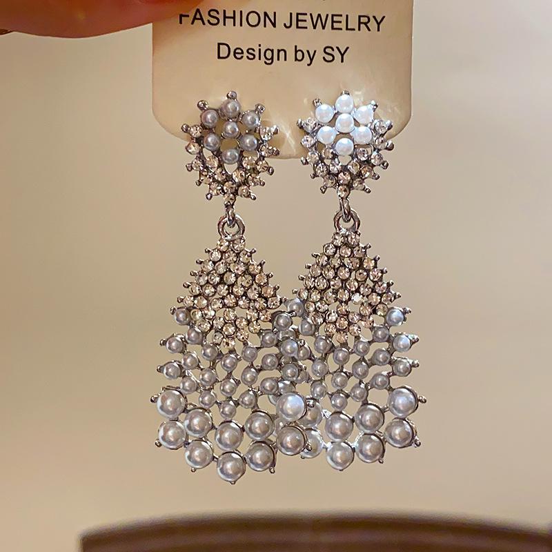 Raffinati Orecchini a Bottone a Goccia d'Acqua in Perla e Diamante d'Argento