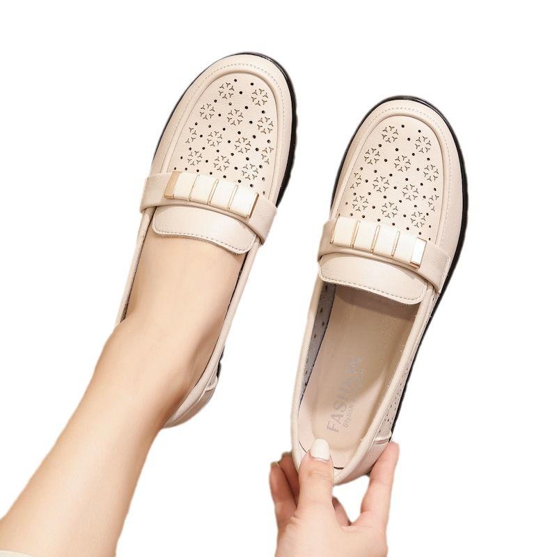 Summer new mother shoes fashionable and comfortable soft-soled hole sandals middle-aged hollow leather shoes in the elderly women's shoes tide