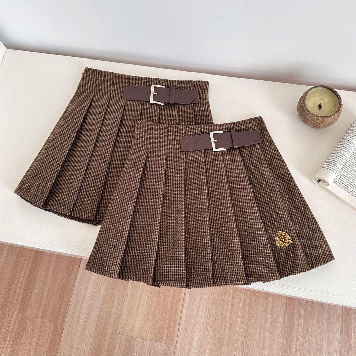 

Шерстяная плиссированная юбка в академическом стиле с кожаной пряжкой и вышитым значком - Высокая талия, Короткая юбка с защитой от открывания для женщин, Осень/Зима 2025 XL (55-63 kg)