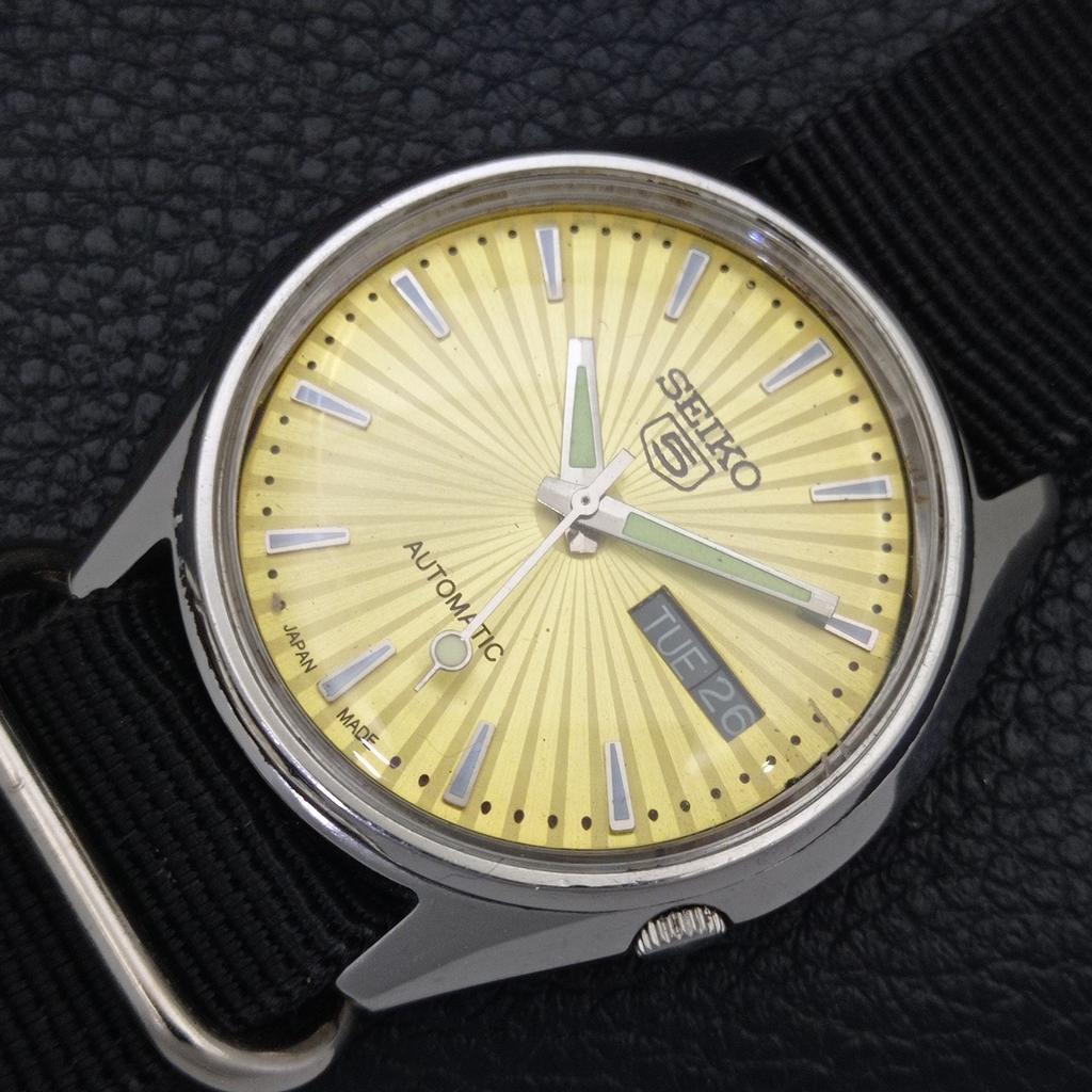 AUTOMATIC VINTAGE SEIKO 5 JAPAN 7S26A MENS GOLDEN COLOR DIAL WATCH A701383-5 R206a-a701383