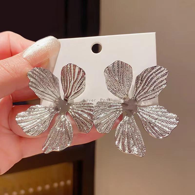 111 Silver Needle Cold Wind Exaggerated Metal Flower Earrings Fashion Atmospheric Design Sense Earrings Retro Personality Earrings 925 silver needle