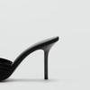 Elegante Schleifen-Dekoration Schwarze High Heel Hausschuhe Damen Neuheit Offene Zehenpartie Gefaltete Slide Sandalen Luxuriöse Bankett-Abendschuh Zapatos Mujer