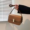This stylish shoulder bag/underarm bag, an elegant and minimalist crossbody bag, is perfect for women's daily commutes and weekend trips.
