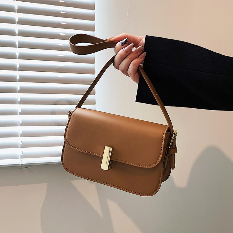 This stylish shoulder bag/underarm bag, an elegant and minimalist crossbody bag, is perfect for women's daily commutes and weekend trips.