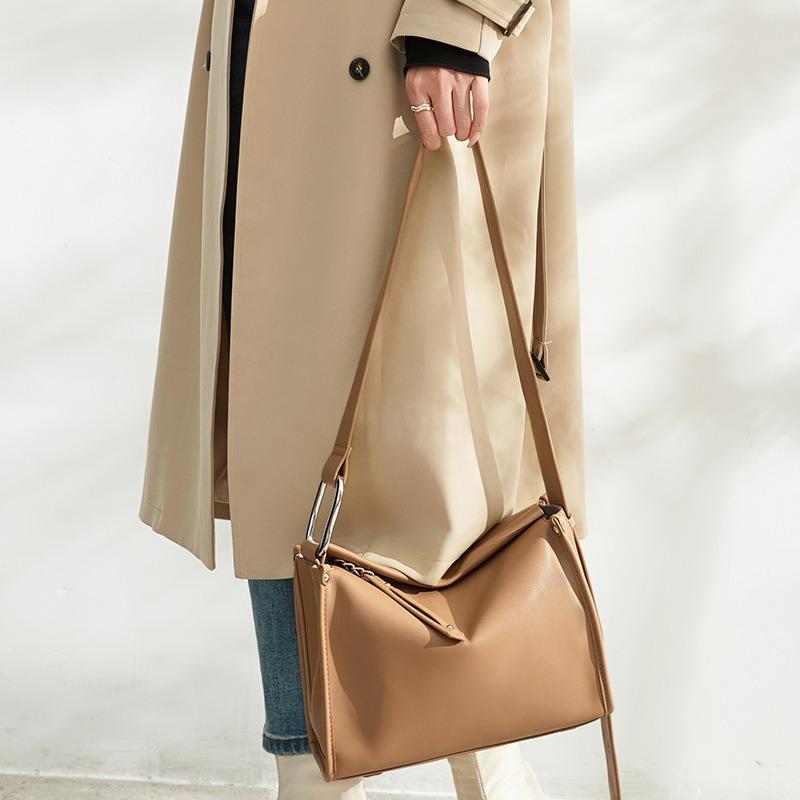 New large-capacity versatile shoulder messenger bag temperament casual portable women's bag solid color simple pillow bag trendy