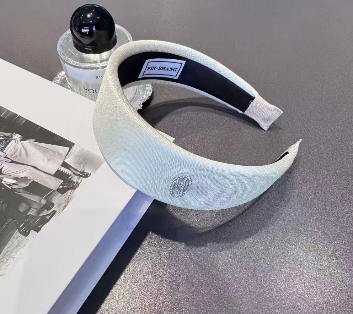 

2025 Women s Korean Retro Red Headband: Spring/Summer High Crown Hair Pressing & Face Washing Style.