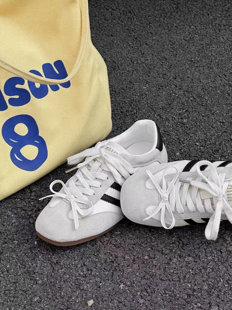 

Кожаные немецкие тренировочные туфли женские 2025 новые на плоской подошве ретро на шнуровке кроссовки Форреста Гампа спортивные кеды три полоски цветные 40