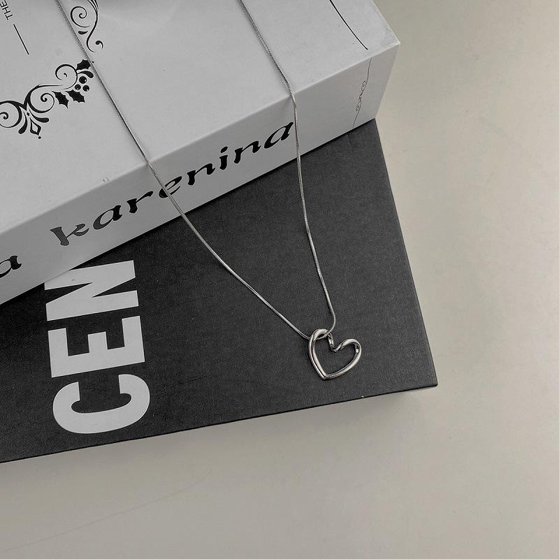 Hollow Love Necklace: Cold Style Sweater Chain with Light Luxury Niche Design, Simple Snake Bone Clavicle Chain for Women