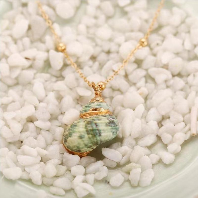 European and American Gold-plated Edge Beach Conch Pendant Necklace, Female Creative Retro Natural Conch Necklace