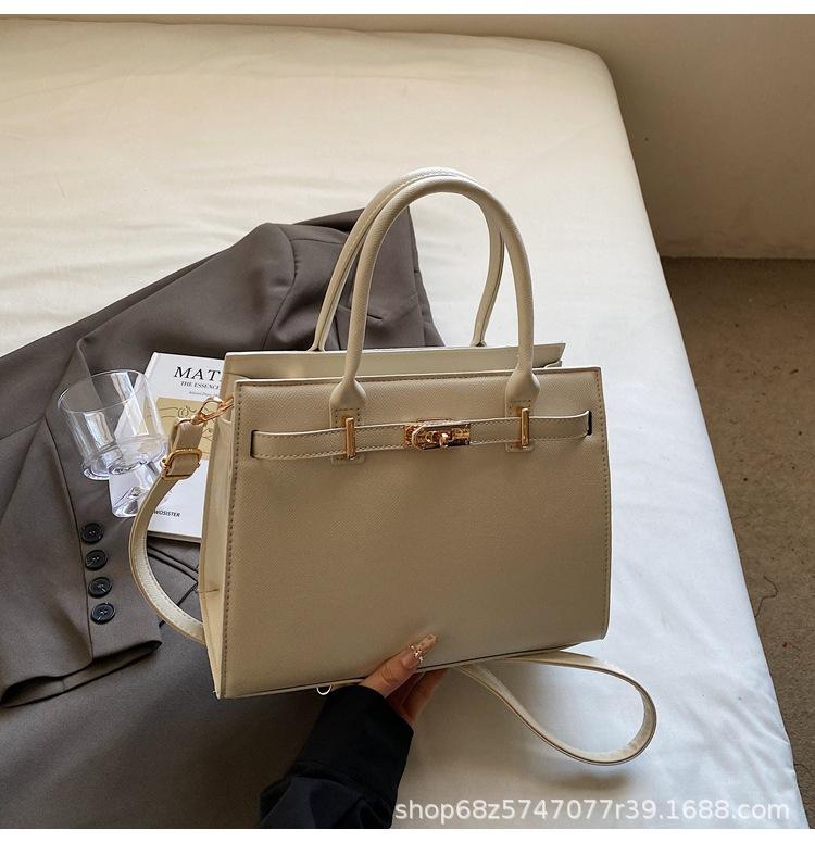 

Сумка женская 2025 новая мода ручная средних лет сумка для мамы на плечо платиновая сумка большая вместимость для поездок на работу сумка-почтальон женская белый