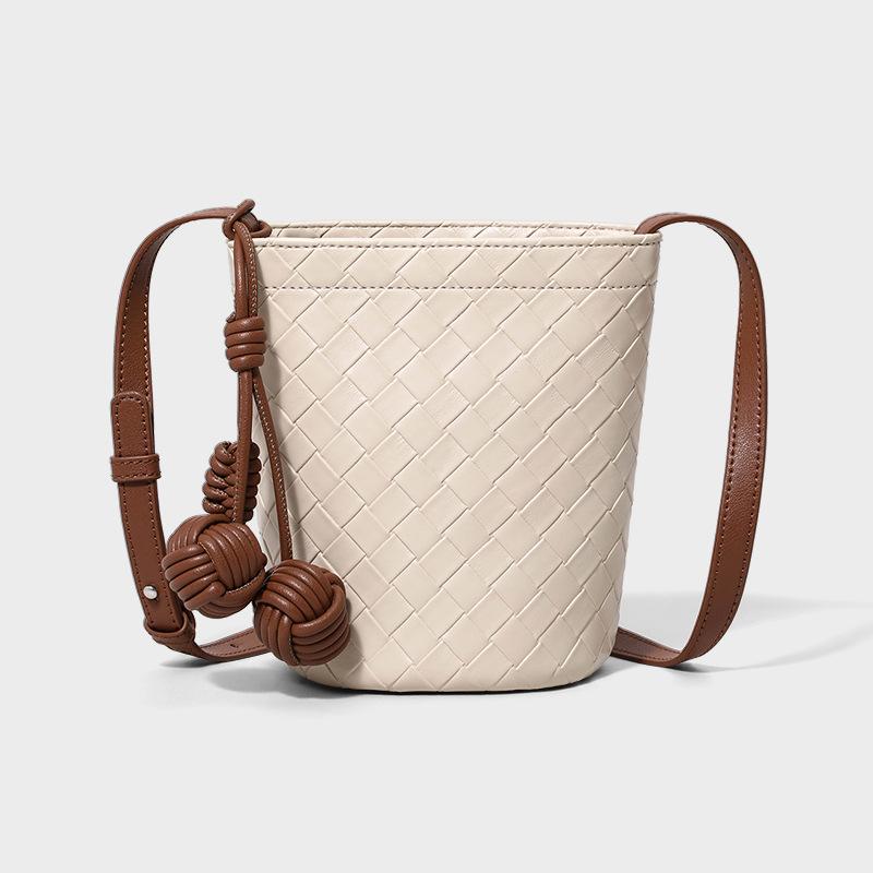 2025 New Women's Bag Summer Single Shoulder Crossbody Bucket Bag Fashion Commuter Quilted Woven Bag