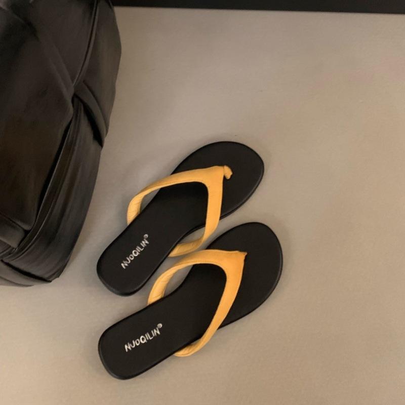Franska minimalistiska tå sandaler för strandsemester nya sommar mångsidiga kontrasterande färg platta flip-flops damsandaler