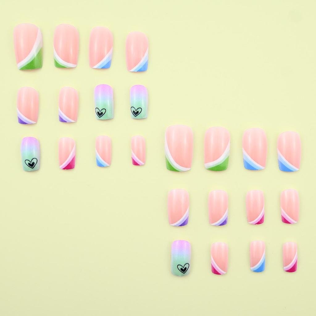 Unghii pătrate medii-lungi detașabile cu vârfuri franțuzești înclinate, gradient multicolor, artă inimă; accentuează albul mâinilor, casual și purtabil.
