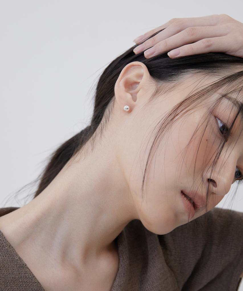 Byweekend Mini Hammer Ball Earring