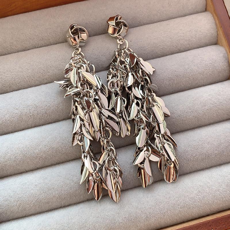 

Трендовые серьги-кисточки с бабочками и жемчугом на весну 2025 для женщин