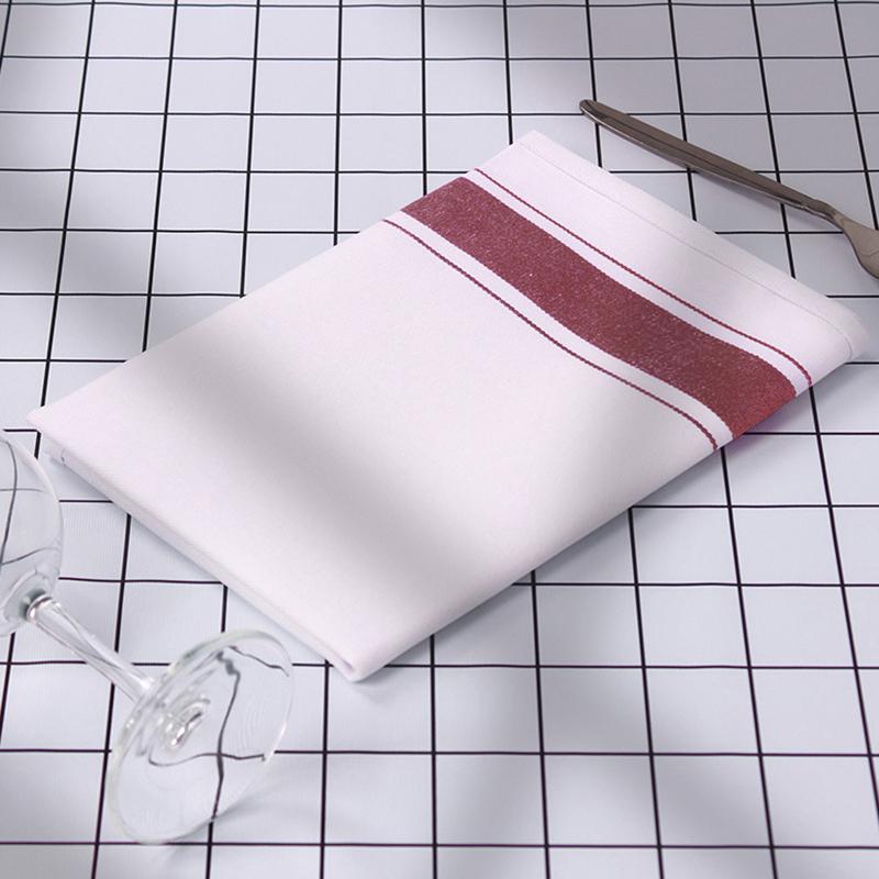 

Чистящая ткань для протирки бокалов для красного вина. Протрите стекло, не оставляя следов. Салфетка для протирки чашек. вино красного