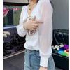 Neues Frühling Sommer T-Shirt Mode Chic V-Ausschnitt Nagelperlen Knopf Stickerei Locker Vielseitig Chinesischer Stil Top