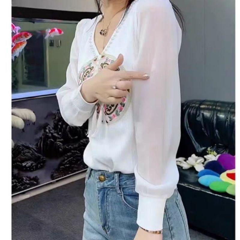 Neues Frühling Sommer T-Shirt Mode Chic V-Ausschnitt Nagelperlen Knopf Stickerei Locker Vielseitig Chinesischer Stil Top