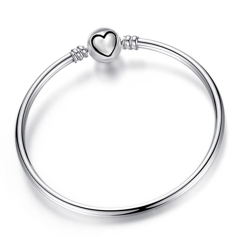 Eenvoudig zelf te maken slangenkettingarmband met Europese bedeltjes, een modieuze sieradenstijl voor dames, zoals die van Mary Poppins.